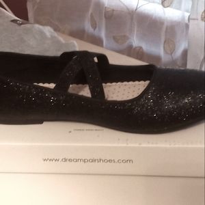 Girls size 4 sparkly black criss cross flats.